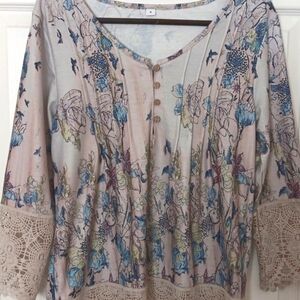 New!! Pretty, Size Small Ladies Top.New!